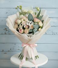 Букет цветов из:  Розы и Лизиантусы в Новольвовск