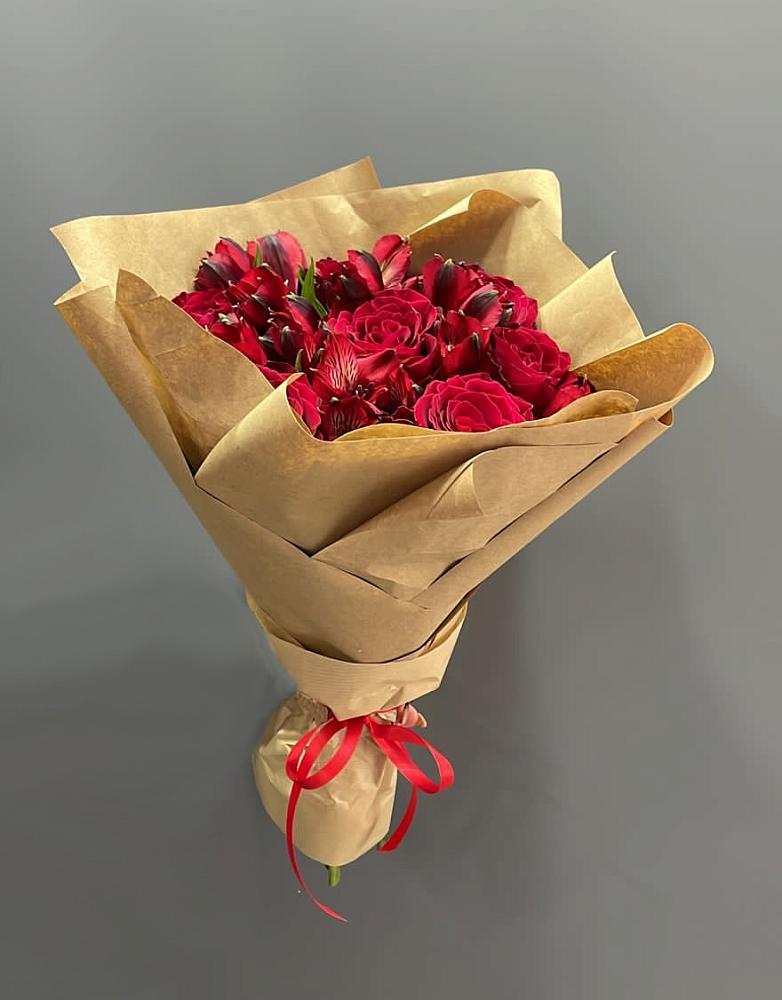 Букет цветов из: Альстромерии и Розы в Новольвовск