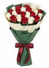 Букет Микс из красных и белых роз в Новольвовск