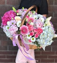 Композиция солнечный день в Новольвовск Цветочная композиция из Розы, Хризантемы, Пионы и Лизиантусы в корзине в Новольвовск