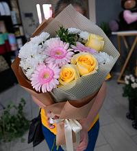 Букет цветов из:  Герберы, Розы и Хризантемы в Новольвовск
