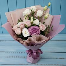 Букет цветов из:  Розы и Лизиантусы в Новольвовск