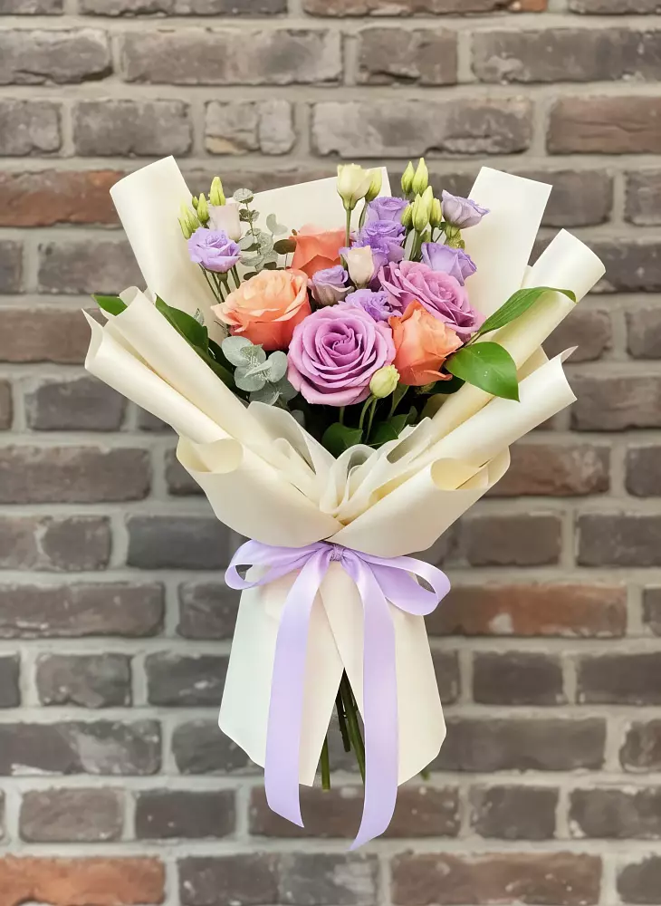 Букет цветов из: Лизиантусы и Розы в Новольвовск