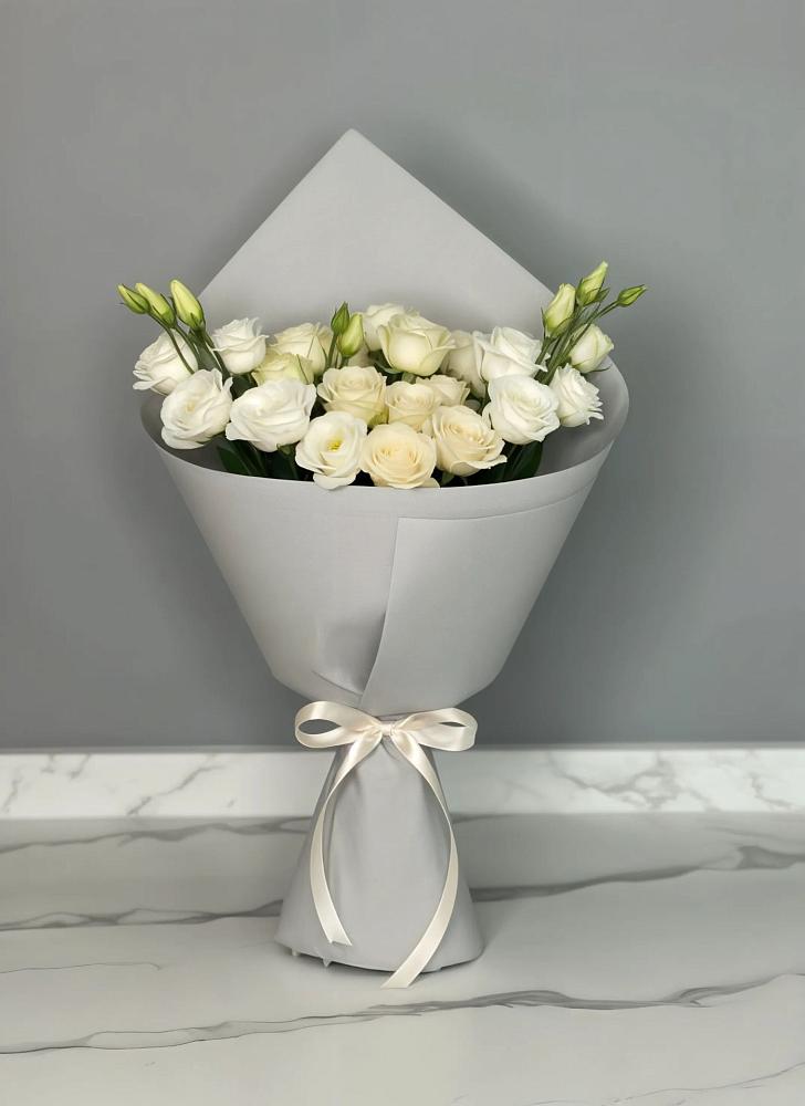 Букет цветов из: Розы и Лизиантусы в Новольвовск