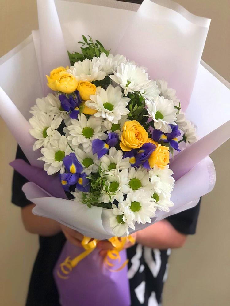 Букет цветов из: Ирисы, Хризантемы и Розы в Новольвовск