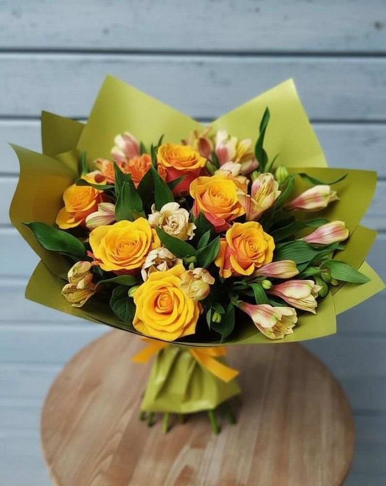 Букет цветов из: Альстромерии и Розы в Новольвовск
