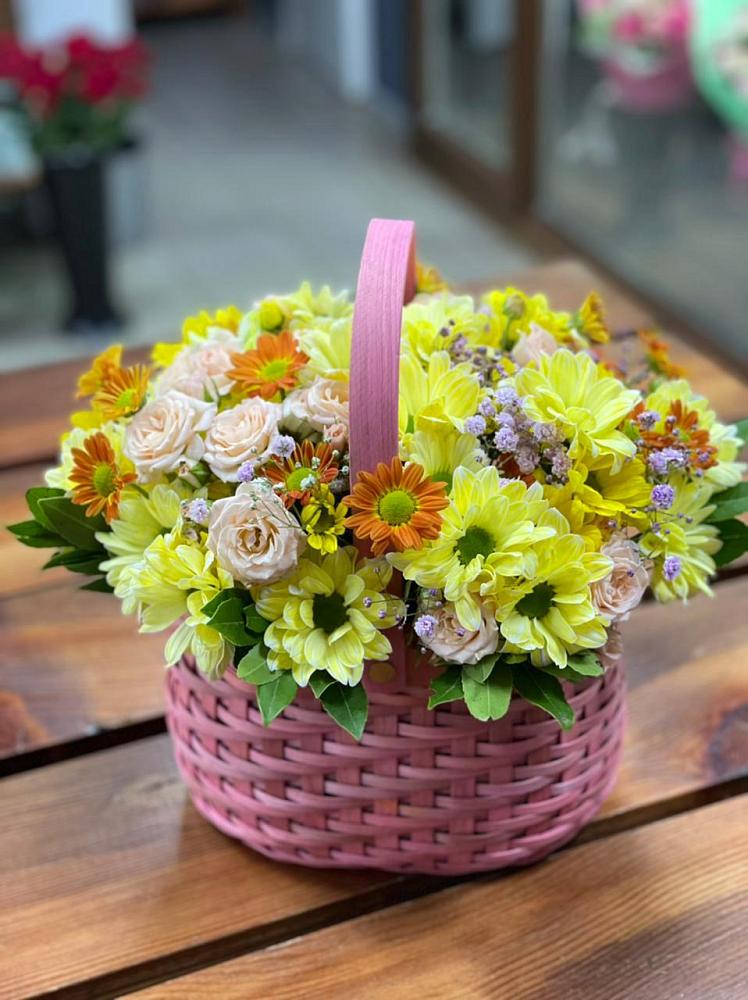 Цветочная композиция из Хризантемы и Розы в корзине в Новольвовск