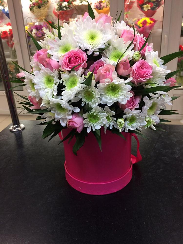 Цветочная композиция из Розы и Хризантемы в шляпной коробке в Новольвовск