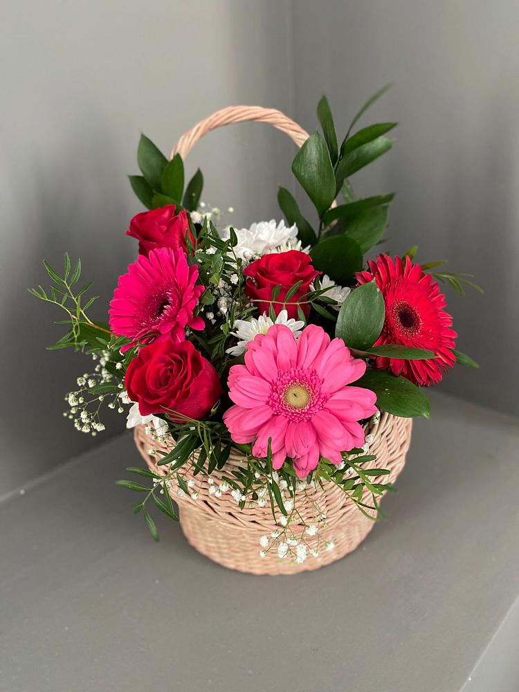 Цветочная композиция из Розы, Хризантемы и Герберы в корзине в Новольвовск
