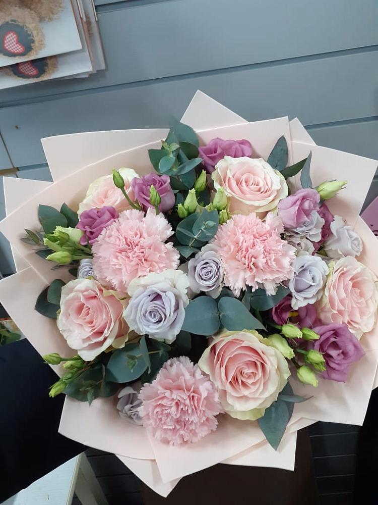 Букет цветов из: Розы, Гвоздики и Лизиантусы в Новольвовск