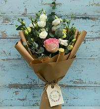 Букет цветов из:  Розы и Лизиантусы в Новольвовск