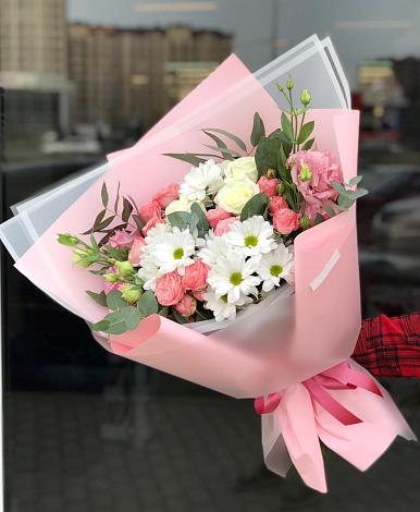 Букет цветов из: Розы, Лизиантусы и Хризантемы в Новольвовск