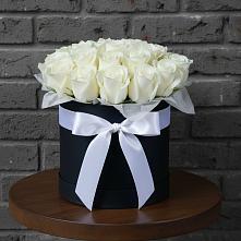 Цветочная композиция из Розы в шляпной коробке в Новольвовск